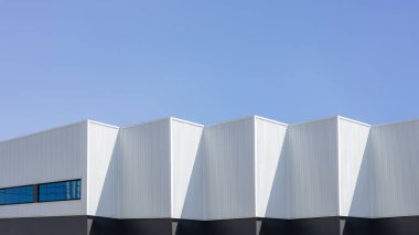 Fabrika endüstrisi, Geometrik Modern Tasarım Depo İnşaatı, Mavi Gökyüzü Arkaplanı Alüminyum Fabrikası, Arka Fon Duvarı Metal Oluklu Çelik Yüzey Şablonu.