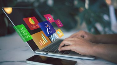 SEO, Pazarlama Planlama, İnsanlar bilgi aramak için arama motoru kullanır, veri için web konsolu kullanır, İş adamı sanal ekran veri arama teknolojisi arama motoru optimizasyonunda arama yapar. 
