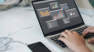 İş adamları kurumsal verileri, ölçümleri ve KPI 'leri analiz etmek ve yönetmek için bilgisayarları kullanarak organizasyonel performansı, grafikli iş analizlerini ve finansal organizasyon stratejisini geliştirirler..