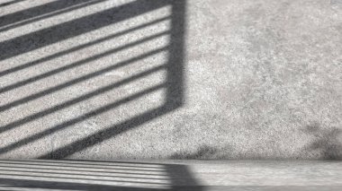 Demir kapının gölgesiyle birlikte doğanın çimento dokusu serbest alanda sunulan ürün ve metinleri, lüks arka plan, boş gri beton duvar zemini ve duvar odası, ilkbahar ve yaz.