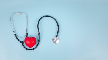 Steteskop ve açık mavi arka planda kırmızı kalpler, sağlık hizmeti konsepti, hastane hayat sigortası konsepti, dünya kalp sağlığı günü, Doktor günü, Dünya hipertansiyon günü.