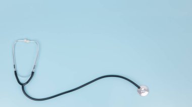 Açık mavi arka plan steteskop, sağlık konsepti, dünya kalp sağlığı günü, doktor günü, hastane hayat sigortası konsepti, dünya hipertansiyon günü.