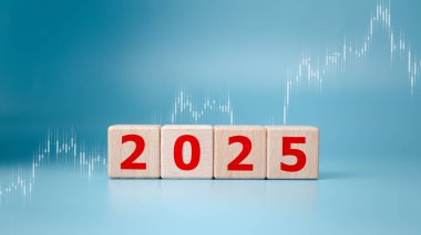 İş Eğilimleri 2025 Konsepti, Ahşap Blok 2025 içinde beyaz arka plan, iş modası ve teknoloji trend değişim konsepti odaklanma, pazarlama eğilimleri.