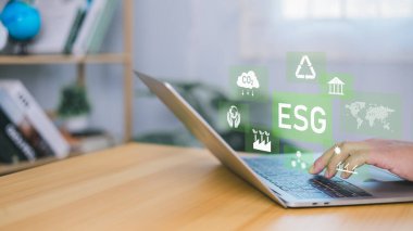 ESG Çevre Yönetimi Yatırım Konsepti, Çevre ve İş Büyümesi, İş Yatırım Stratejisi Konseptinde ESG 'yi analiz etmek için dizüstü bilgisayar kullanan insan eli.