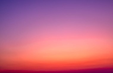 Akşam gökyüzü, gün batımı, güzel karanlık gökyüzü ve parlak, güzel bulutlar şehrin üzerinde alacakaranlıkta, doğa arka planı, yazın renkli bulutlar, huzurlu ve güzel gün batımı, renkli akşam gökyüzü.