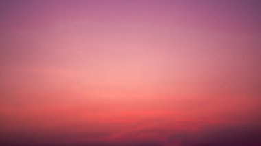 Gökyüzü gradyanı, güzel pastel rengi, turuncu ve mor renkler, güneş batarken kış akşamları sakin gökyüzü, alacakaranlık gökyüzünün atmosferi, akşamları sakindi..