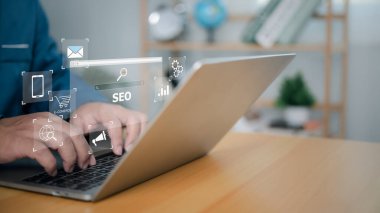 SEO Kavram arama motoru optimizasyonu, SEO 'yu arama motoru sıralaması veya SEO, AI Asistan araması için web sitesinde gösteren bilgisayar kullanan iş adamı, bilgi teknolojisi pazarlaması.