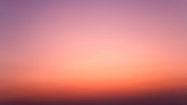 Renkli akşam gökyüzü, Akşam gökyüzü, Günbatımı, Güzel karanlık gökyüzü ve parlak, güzel bulutlar şehrin üzerinde alacakaranlıkta, doğa arka planı, yazın renkli bulutlar, huzurlu ve güzel gün batımı. 