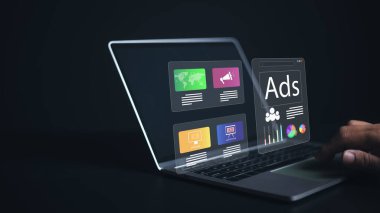 Ad, Market, Ürün reklamları, Çevrimiçi reklam kavramı İnternet reklamcılığı dijital pazarlama sosyal medya, İşadamı reklam paneli dijital pazarlama stratejisi analizi için dizüstü bilgisayarı kullanıyor.