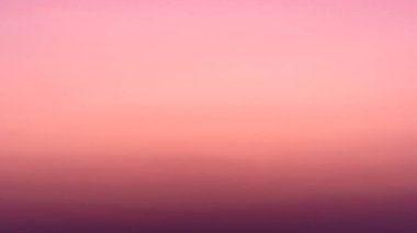 Soyut arkaplan güzel gündoğumu gökyüzü. Akşam alacakaranlık gökyüzü Ufukta yumuşak mor, pembe ve turuncu ışık var. Değişken arkaplan için renkli pastel tonlu boş doğal gökyüzü.