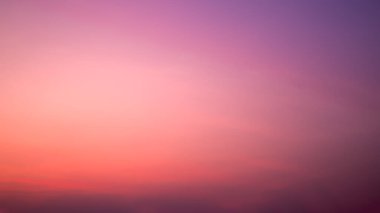 Güneş batarken güzel pastel, turuncu ve mor renkte gökyüzü gradyanı, yazın renkli bulutlar, huzurlu ve güzel gün batımı, akşam gökyüzü..