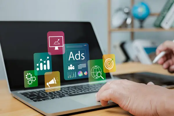Çevrimiçi reklam kavramı İnternet reklamcılığı dijital pazarlama sosyal medya, Ad, Market, Ürün reklamları, İşadamı reklam paneli dijital pazarlama stratejisi analizi için dizüstü bilgisayarı kullanan.