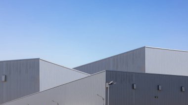 Fabrika endüstrisi, Geometrik Modern Tasarım Depo İnşaatı, Modern Endüstriyel Depo Dış görünüşü Sunny Day, Backdrop Metal Oluklu Çelik Yüzey Şablonu.