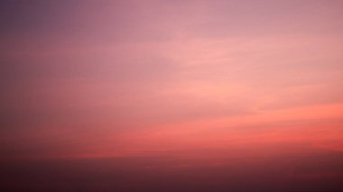 Kış akşamında sakin bir gökyüzü, güzel pastel rengi, turuncu ve mor arkaplan görüntüsü güneş batarken, alacakaranlık gökyüzünün atmosferi akşamları sakindi..