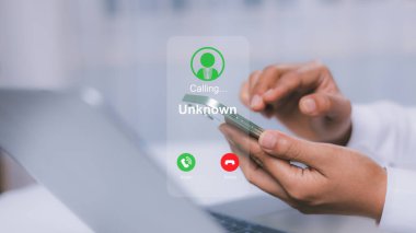 İnsan bilinmeyen bir numaradan bir telefon alır, dolandırıcı ya da yabancı kavramı, dolandırıcılık ve internet promosyonları satmak için temas, kontak, sahte kimlik, sahte kimlik, cep telefonlu dolandırıcılık,.