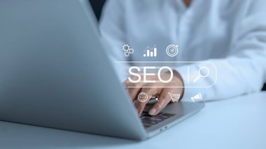 Analiz için bilgisayar kullanan iş kadını, SEO arama motoru optimizasyonu pazarlama sıralama trafik web sitesi internet iş teknolojisi teknolojisi konsepti, pazarlama planlaması, Data Search Technology.