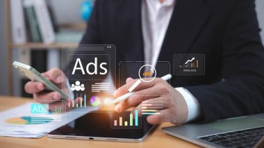 Reklamlar, Ürün reklamları, Pazar, Çevrimiçi reklam kavramı, İnternet reklamcılığı dijital, Pazarlama sosyal medya, İş adamı reklam paneli dijital pazarlama stratejisi analizi için dizüstü bilgisayarını kullanıyor.