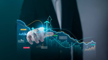 Ekonomik büyüme grafiğine dokunan işadamı, başarıya götüren iş geliştirme, şirket verilerinin analiz edilmesi, verimlilik planı ve iş stratejisi geliştirme, küresel ekonomik eğilim analizi.