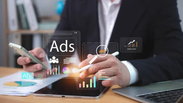 Reklamlar, Ürün reklamları, Pazar, Çevrimiçi reklam kavramı, İnternet reklamcılığı dijital, Pazarlama sosyal medya, İş adamı reklam paneli dijital pazarlama stratejisi analizi için dizüstü bilgisayarını kullanıyor.