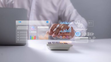 Dijital grafik ve arayüz simgelerine sahip yapay zeka destekli veri analiz araçları kullanan işadamı, akıllı mali yönetim, yenilik ve dijital dönüşümü temsil ediyor.