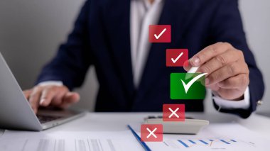El adamı dijital bir belgede yeşil bir kontrol işaretine basarak, modern bir iş veya yasal iş akışının onaylanması, onaylanması ve onaylanmasını sembolize ediyor. Verimliliği ve başarılı tamamlamayı temsil eder.