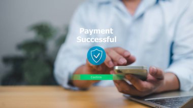 Güvenilir dijital işlemleri, mobil bankacılığı ve e-ticareti sembolize eden bir mobil cihaz üzerinde başarılı bir çevrimiçi ödeme. Finansal teknoloji, güvenli alışveriş ve dijital cüzdanlar için ideal.