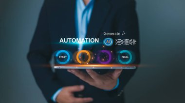 Otomasyon ve yapay zeka gösteren bir tablet tutan kişi iş akışı oluşturur, dijital dönüşümü sembolize eder ve işlem optimizasyonunu sağlar. AI otomasyon, iş için akıllı teknoloji çözümleri.