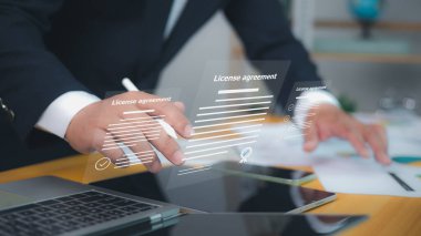 Ruhsat sözleşmesi, dijital kontrol işaretleri ve imzalarla birlikte. Verimli online sözleşme yönetimi ve modern yasal anlaşmaları sembolize eder. İş adamı belgelerle etkileşim kurmak için stil kullanır.