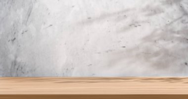 Gri beton desenli bir duvarı ve yumuşak gölgesi olan boş ahşap yüzey minimalist doğal bir zemin oluşturuyor. Kırsal, endüstriyel ve modern ürünleri sergilemek için mükemmel.