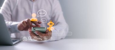 Sohbet robotu yapay zeka ve mesajlaşma arayüzü simgelerini kullanarak dijital iletişimi, sanal yardımcı servisleri, otomasyonu, teknolojiyi ve gelecekteki yenilikleri gösteren akıllı bir telefon kullanan bir iş adamı..