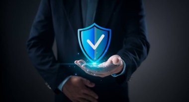 Siber güvenlik konsepti, giriş, kullanıcı, kimlik bilgi güvenliği, güvenli internet erişimi, ağ güvenlik sistemi, kullanıcı kişisel bilgileri. İnsanlar koruyucu kalkanlarını gösteriyorlar..