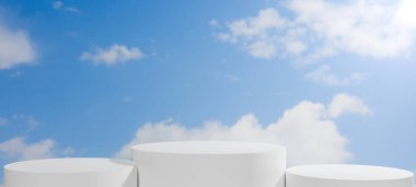 Silindir podyumlar bulutlar ve güneş ışınları ile parlak mavi gökyüzü altında, ürün gösterisi, ödüller veya çevre dostu kavramlar için temiz ve havadar bir sahne oluşturur..