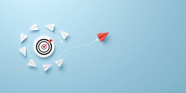 Hedef işareti beyaz kağıt uçaklarla çevrili ve kırmızı bir kağıt uçak gruptan uzaklaşıyor, stratejik farklılıkları temsil ediyor, iş hedeflerine, pazarlamaya ve başarıya ulaşıyor.