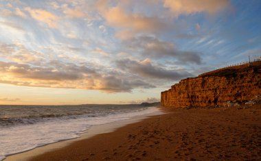 Sahilde dalgalar, uçurumlar, Hive Sahili. 