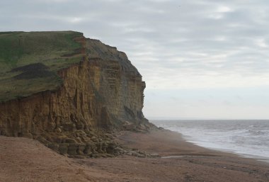 Dorset sahilinin kayalıkları bulutlu bir günde, Tatlı Su Sahili  