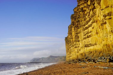 West Bay sahilindeki uçurumlar, Dorset, İngiltere 