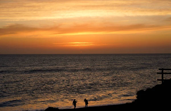 Siluetas Dos Personas Tomando Fotos Playa Atardecer — Foto de Stock