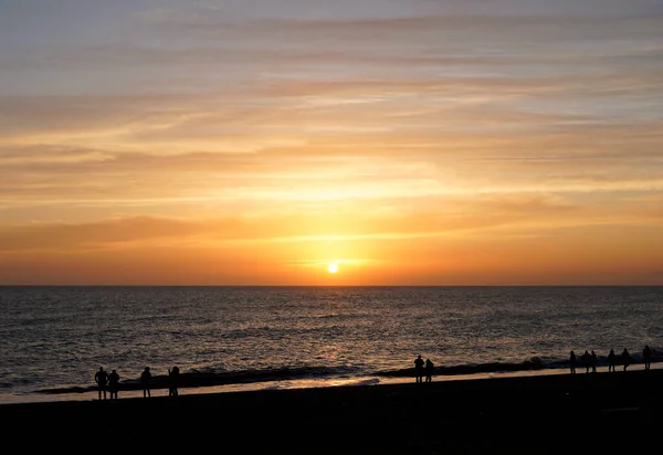 Zachód Słońca Plaży Sylwetki Grupy Ludzi — Zdjęcie stockowe