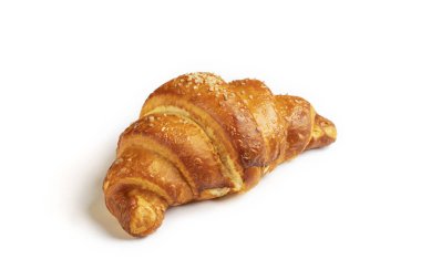 Beyaz arka planda taze kruvasan. El yapımı kırpma yolu