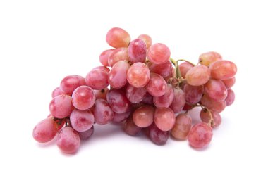 Beyaz arkaplanda izole edilmiş kırmızı üzüm demeti