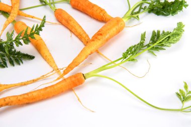 Beyaz arka planda izole edilmiş organik havuçlar.