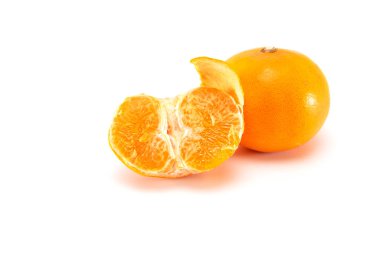 Japon portakalı beyaz arka planda izole edilmiş. Üst sınıf meyvelerin yeni çeşitleri.