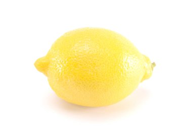 Beyaz arkaplanda taze limon izole edildi