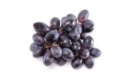 Beyaz arkaplanda izole edilmiş bir grup siyah üzüm