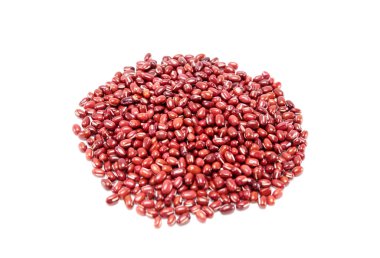 Kırmızı fasulyeler beyaz arka planda izole edilmiş. Sağlıklı gıda konsepti