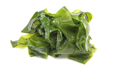 Deniz yosunu wakame beyaz arka planda izole. Japon organik taze, sağlıklı yiyecekler.