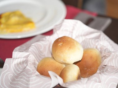 Masada taze ekmek paketleri var. Evde kahvaltı..