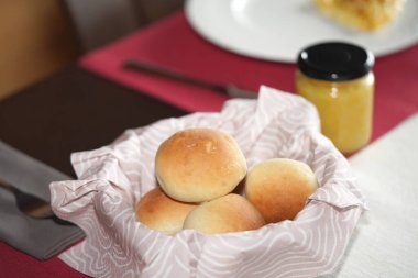 Masada taze ekmek paketleri var. Evde kahvaltı. Yüksek açı manzaralı..