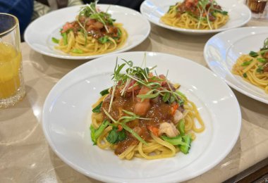 Masada bir tabak Japon makarnası.