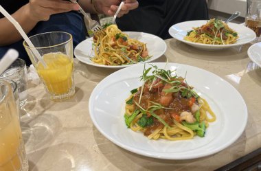 Masada bir tabak Japon makarnası.